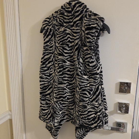 Zebra Print Sleeveless Jacket - Picture 6 of 6